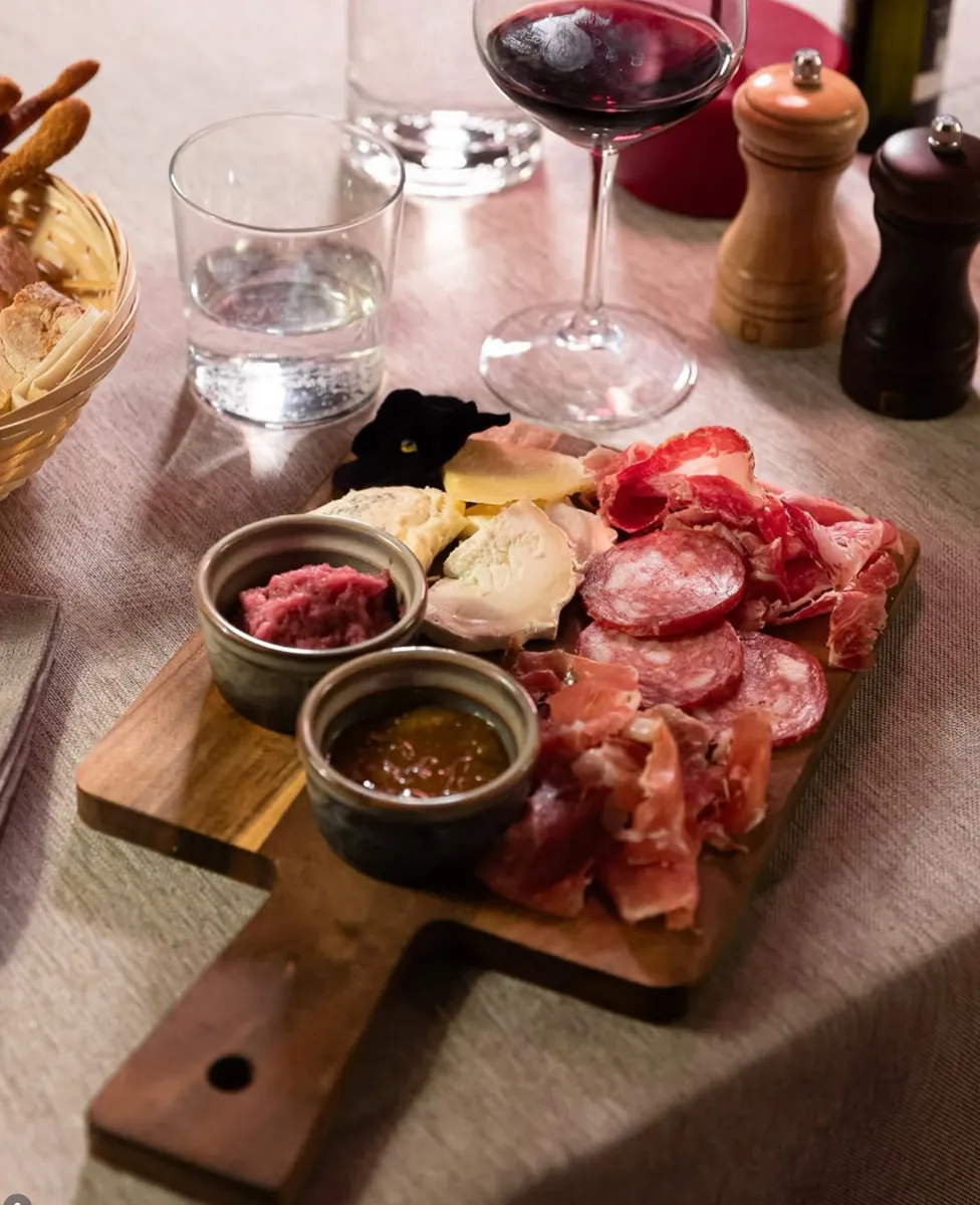 Tagliere di salumi e formaggi con vino rosso