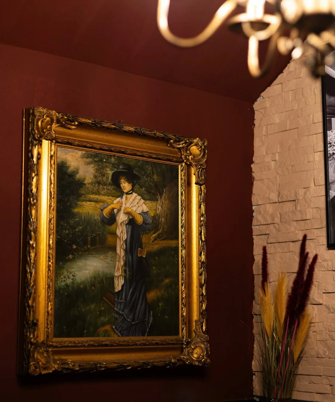 Il quadro con la cornice dorata e il lampadario