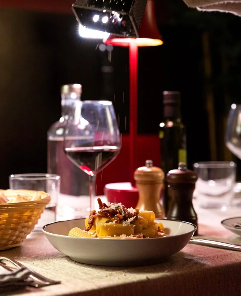 Un piatto di pasta sul tavolo apparecchiato